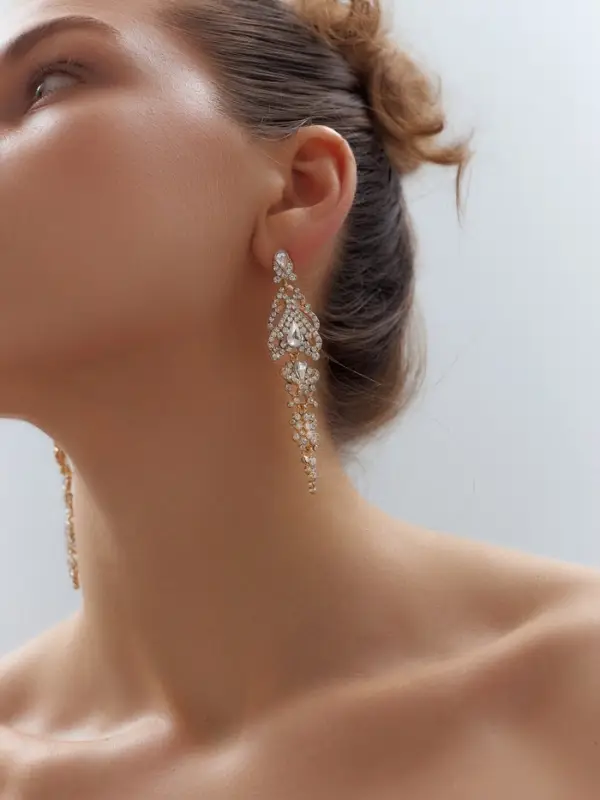 Серьги висячие со стразами &laquo;Ажур&raquo; лёд, белые в золоте