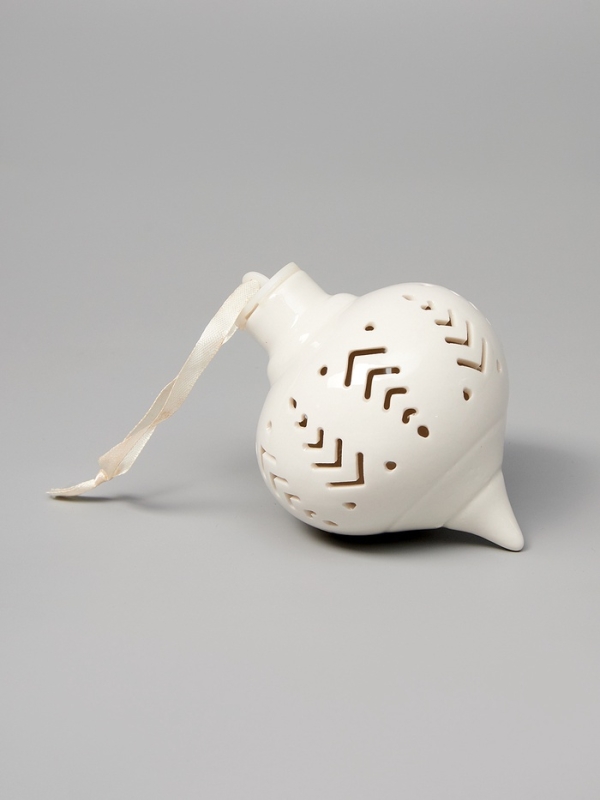 Елочный шар Елочный шар "Орнамент" 10.7х8.5х8.5, 1 LED, LR44x3(в компл.), Т/БЕЛЫЙ