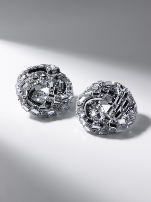 Серьги со стразами «Блеск» переплетение, белые в серебре Серьги со стразами «Блеск» переплетение, белые в серебре