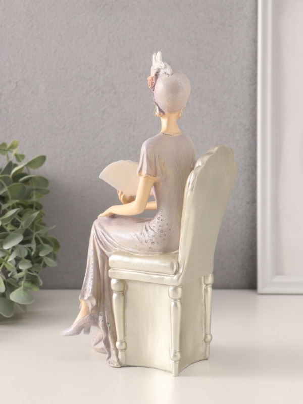 Сувенир полистоун  Сувенир полистоун "Мадмуазель Элиза в сиреневом платье с веером, в кресле" 13х9х25 см