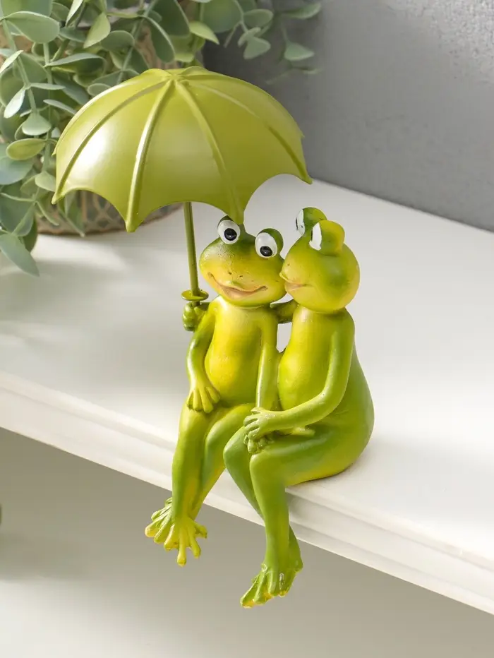 Сувенир полистоун "Влюблённые лягушата под зонтом" на полку 14 см