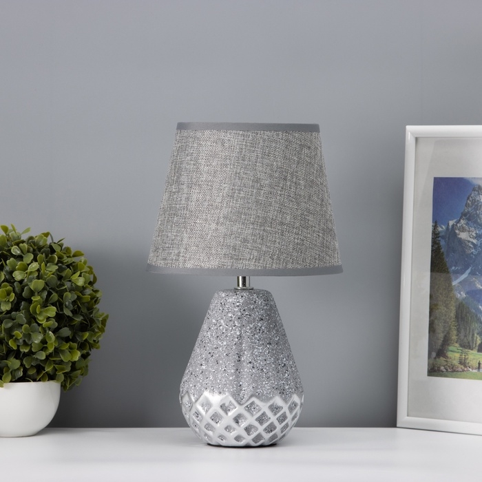 Настольная лампа с абажуром RISALUX «Виктория», 1×Е14, 40 Вт, серый, 20×20×32 см Настольная лампа с абажуром RISALUX «Виктория», 1×Е14, 40 Вт, серый, 20×20×32 см