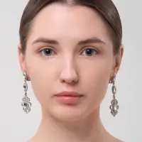 Серьги клипсы для ушей висячие со стразами QF &laquo;Ажур&raquo;, белые в серебре