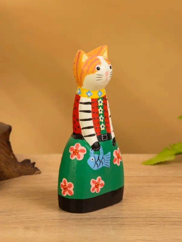 Сувенир дерево "Рыжая кошка в зелёном платье" 6х4х13 см