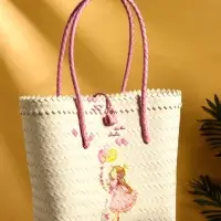 Сумка плетёная на застёжке «Девочка с букетом», 40×10×55 см, пластик, бело-розовая Сумка плетёная на застёжке «Девочка с букетом», 40×10×55 см, пластик, бело-розовая