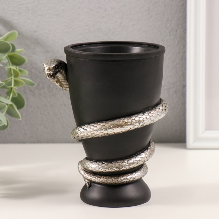 Подсвечник полистоун на 1 свечу Подсвечник полистоун на 1 свечу "Змея и кубок" серебро 11,5х10х14,3 см