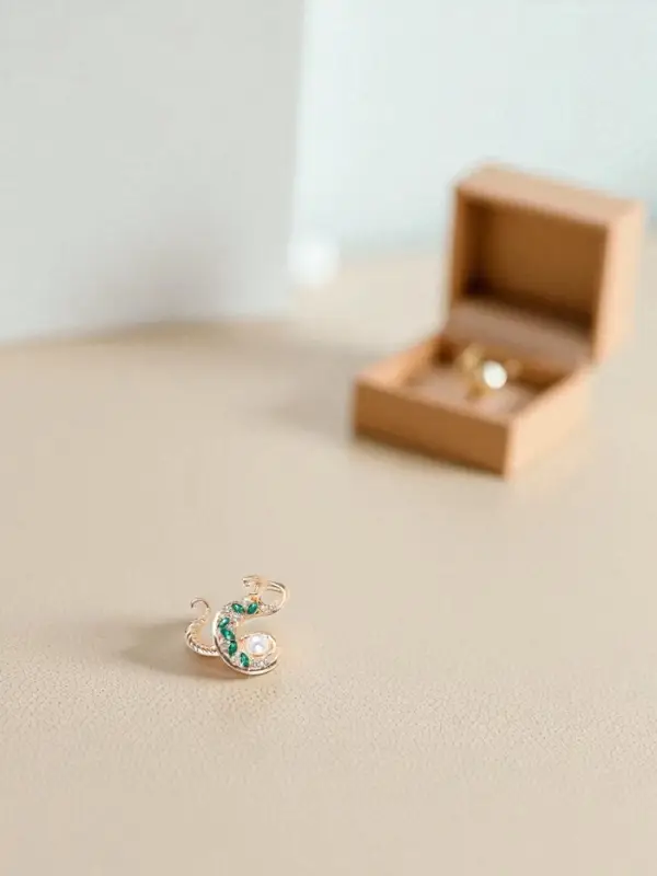 Брошь &laquo;Змея&raquo;, с жемчужиной, бело-зелёная в золоте