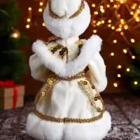 Снегурочка под ёлку &laquo;Зимнее волшебство. В пышной шубке&raquo; с золотистыми украшениями, 30 см