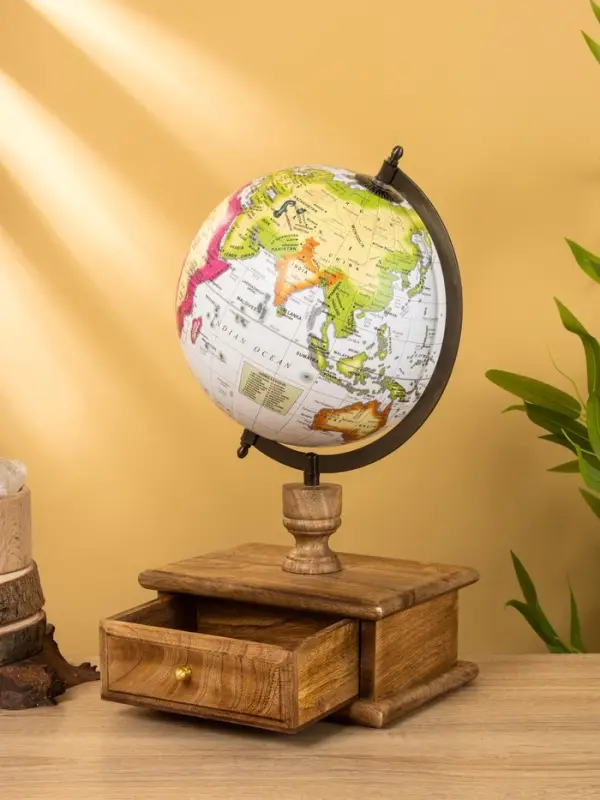 Глобус сувенирный 23х20х39 см, подставка дерево Глобус сувенирный 23х20х39 см, подставка дерево