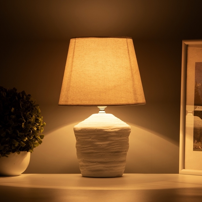 Настольная лампа с абажуром RISALUX «Небраска», 1×40 Вт, Е27, белый, 20×20×32 см Настольная лампа с абажуром RISALUX «Небраска», 1×40 Вт, Е27, белый, 20×20×32 см