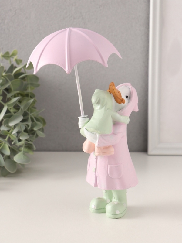 Сувенир полистоун Сувенир полистоун "Утка с утёнком в дождевиках под зонтом" сиренево-зелёный 8х6,5х14,5/19 см 10583