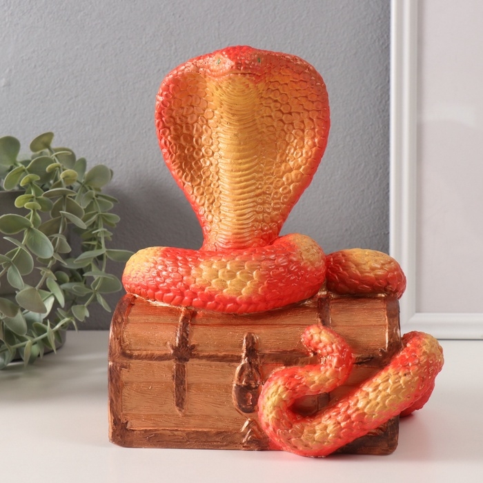 Фигурка Фигурка "КОБРА НА СУНДУКЕ" 20 х 17 х 12 см.