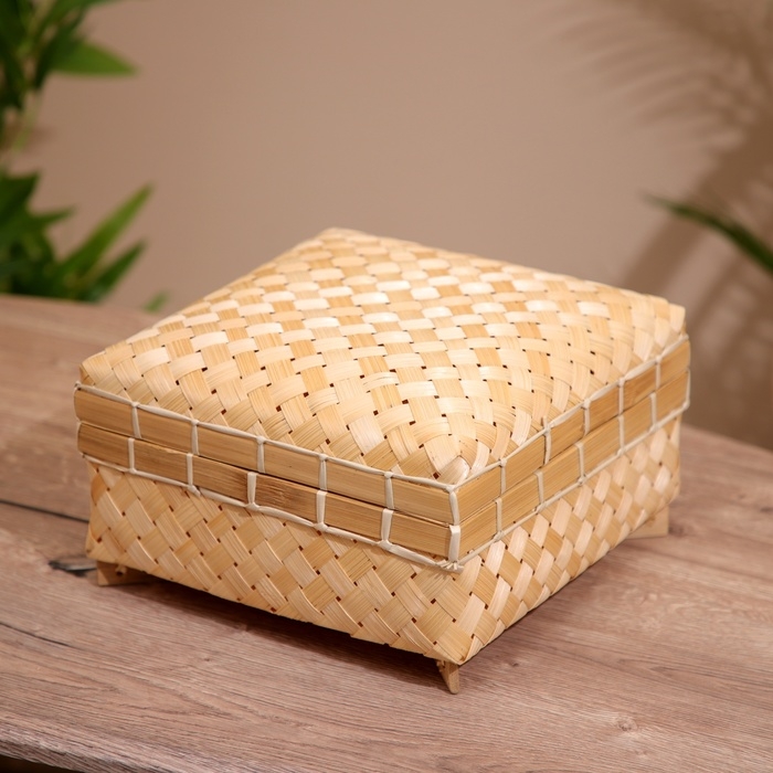 Шкатулка с крышкой плетёная, из бамбука 25х25х15 см Шкатулка с крышкой плетёная, из бамбука 25х25х15 см