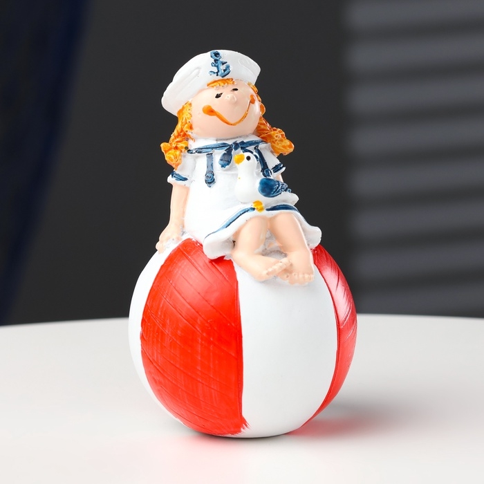 Фигурка девочка-морячка на шаре 12см Фигурка девочка-морячка на шаре 12см