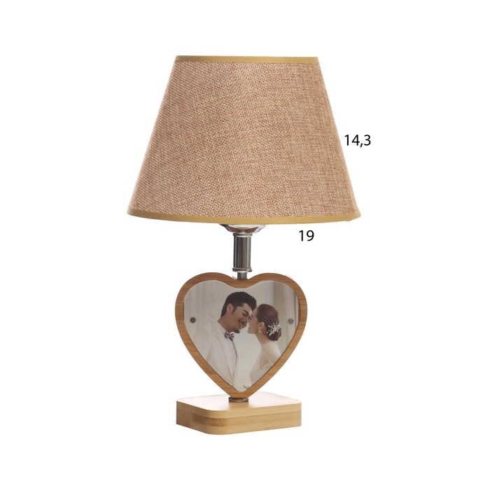 Лампа настольная с фоторамкой 9,5х8,5см (акрил на магнитах) 20х20х35см Лампа настольная с фоторамкой 9,5х8,5см (акрил на магнитах) 20х20х35см