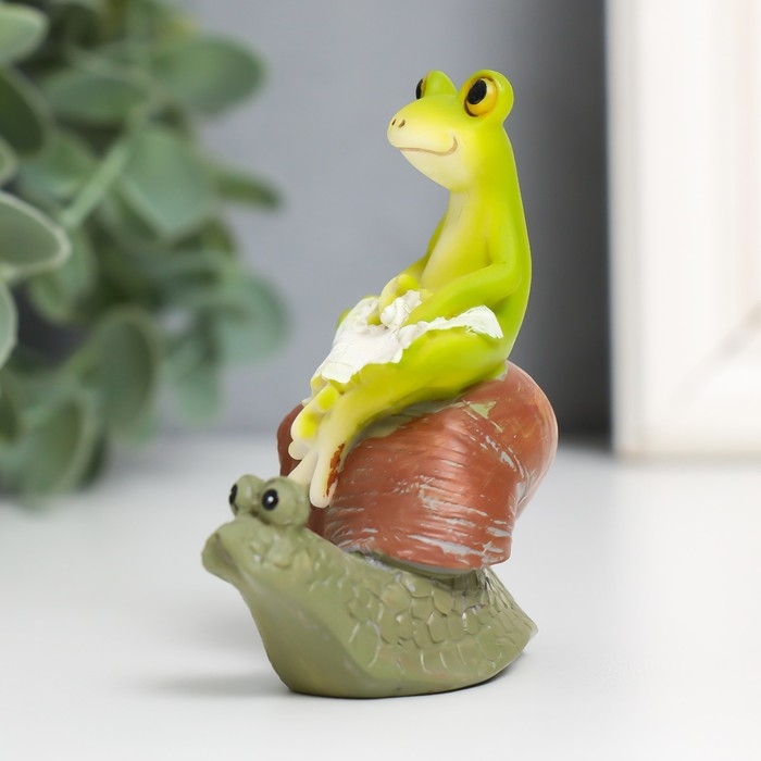 Сувенир полистоун Сувенир полистоун "Лягушонок на улитке" 7,5х3,8х7 см