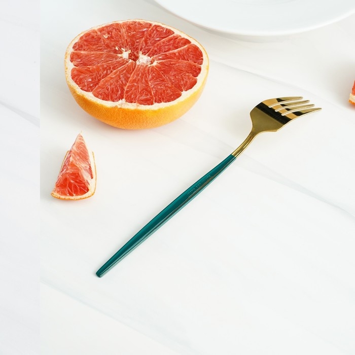 Вилка столовая из нержавеющей стали Magistro «Блинк», 21,5×3 см, зелёная ручка, цвет металла золотой Вилка столовая из нержавеющей стали Magistro «Блинк», 21,5×3 см, зелёная ручка, цвет металла золотой