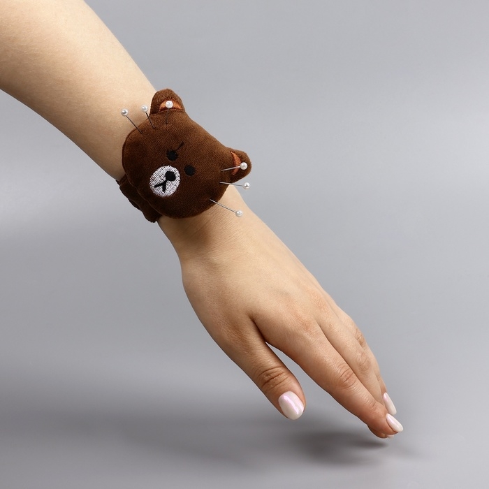 Игольница на браслете «Мишка», 23 × 6,5 см, цвет тёмно-коричневый Игольница на браслете «Мишка», 23 × 6,5 см, цвет тёмно-коричневый