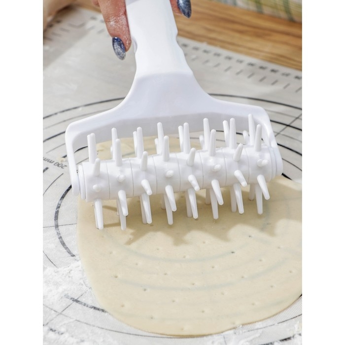 Валик для накатки теста Доляна «Дырки», 21×12,5×6,5 см, цвет белый Валик для накатки теста Доляна «Дырки», 21×12,5×6,5 см, цвет белый