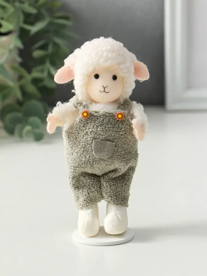 Сувенир  "Белый барашек в зелёно-сером комбинезоне" 4х6,5х13 см