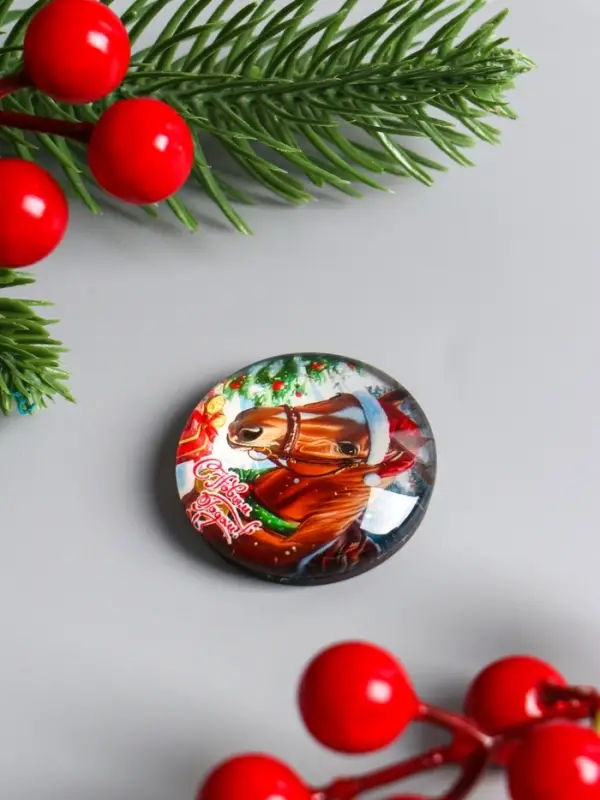 Магнит стекло  "Конь в новогоднем колпаке - С Новым годом" d=3,3 см