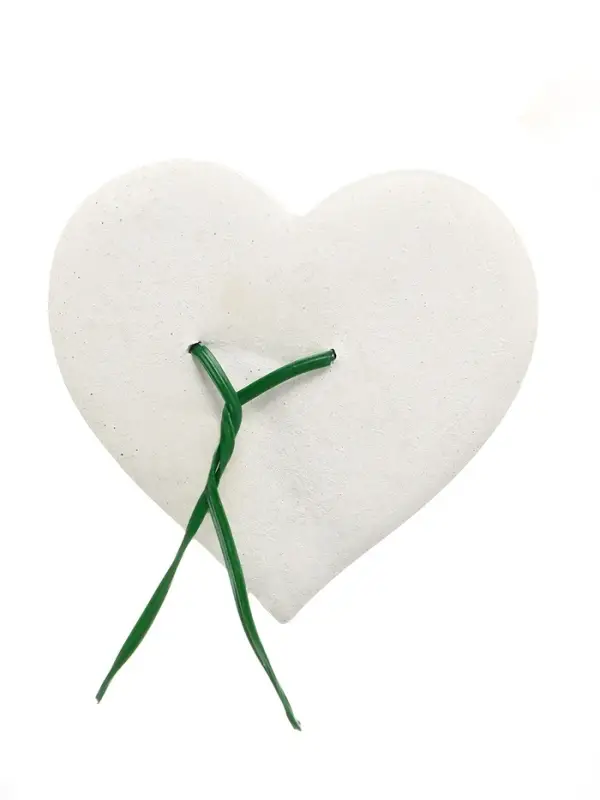 Минеральный камень для грызунов «Лакомство» с цветами календулы и шалфея, 12 г Минеральный камень для грызунов «Лакомство» с цветами календулы и шалфея, 12 г