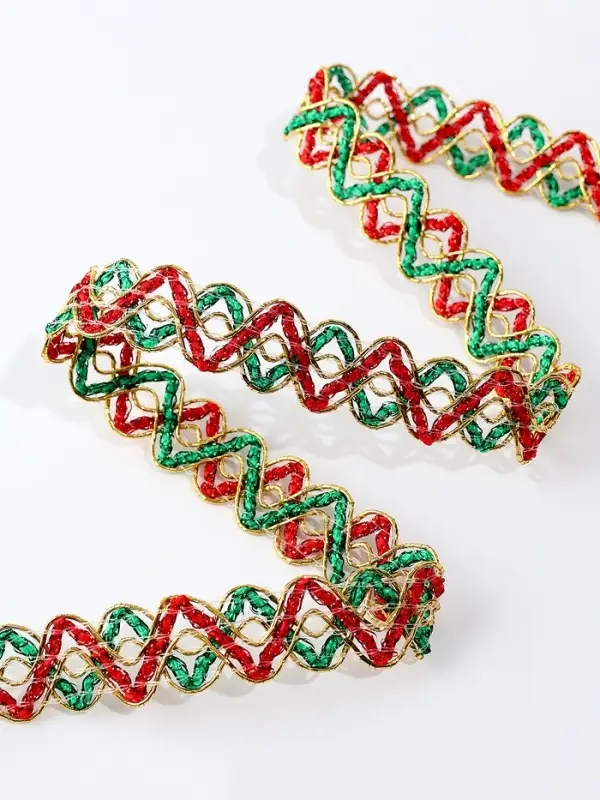 Тесьма Змейка красно-зелено-золотая 1.5 см намотка 25 метров Тесьма Змейка красно-зелено-золотая 1.5 см намотка 25 метров