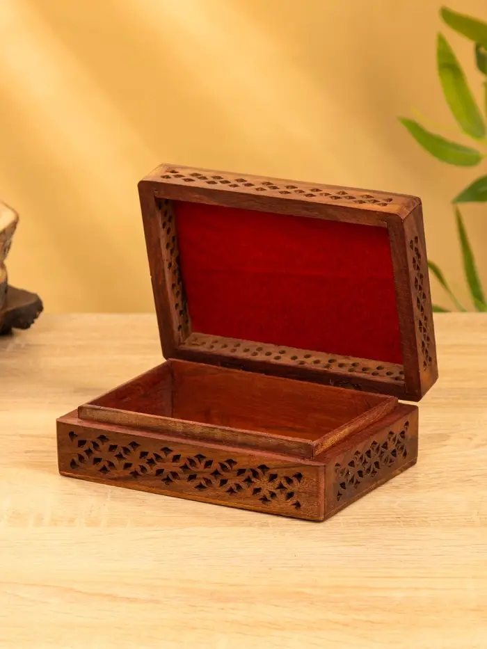 Шкатулка резная "Холи" 18х13х6 см, дерево шишам Шкатулка резная "Холи" 18х13х6 см, дерево шишам