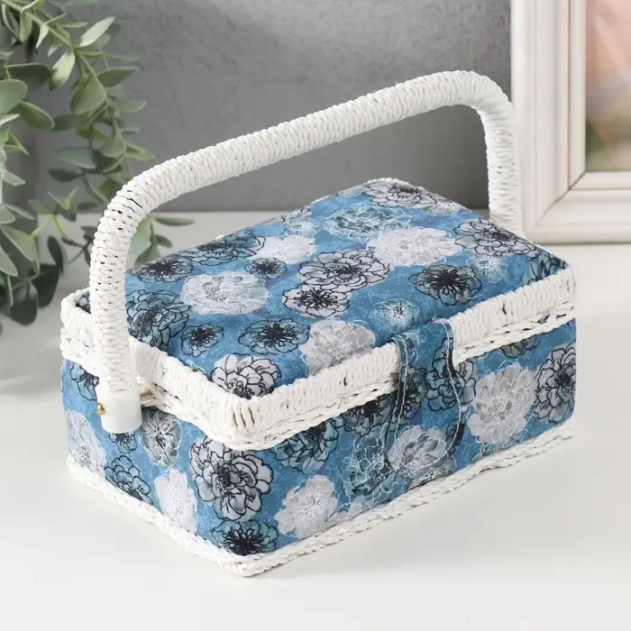 Шкатулка для рукоделия и шитья &laquo;Чёрно-белые цветы на голубом&raquo;, хранение ниток, иголок, мелочи, 18&times;12&times;9.5 см