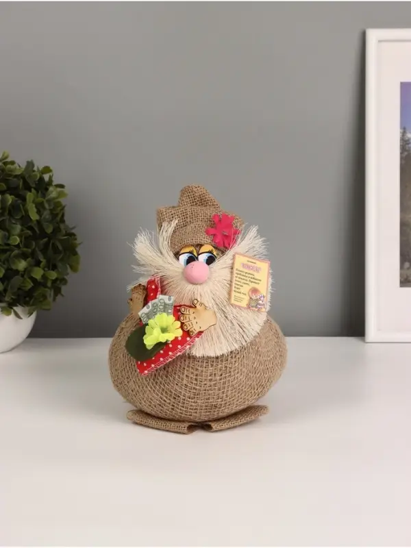 Фигурка - оберег &laquo;Домовой. Васек на мешковине, с красным мешком&raquo;, 26&times;21&times;21 см