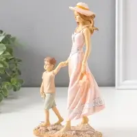 Сувенир полистоун "Мама в розовом платье и шляпке гуляют с сыном по пляжу" 23,5 см