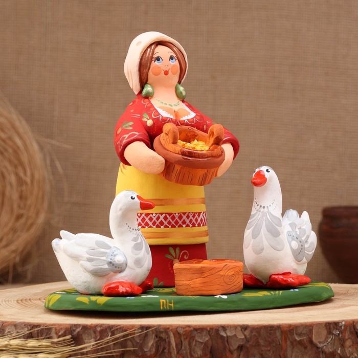 Ковровская игрушка  Ковровская игрушка "Барышня кормит гусей", керамика