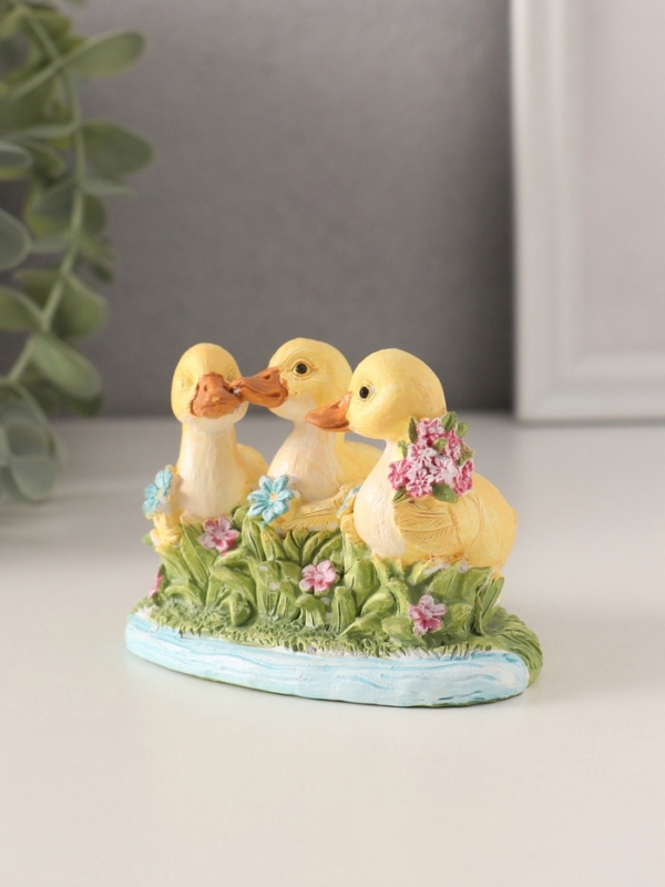 Сувенир полистоун Сувенир полистоун "Утята в пруду с цветами" 9х5,5х6,5 см