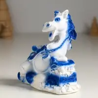 Копилка "Лошадь с сундуком монет" 13х11х7 см, бело-голубой Копилка "Лошадь с сундуком монет" 13х11х7 см, бело-голубой