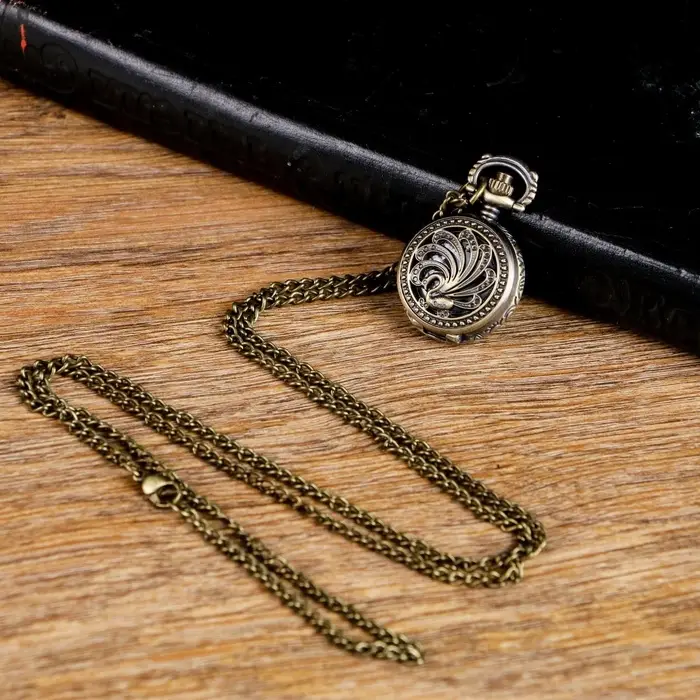 Часы карманные &laquo;Павлин&raquo;, кварцевые, диаметр циферблата 1.8 см, 2.5&times;2.5 см