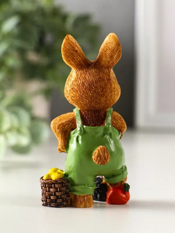Сувенир полистоун  Сувенир полистоун "Зайчик-огородник с корзиной с урожаем" МИКС 4,8х3,2х9 см