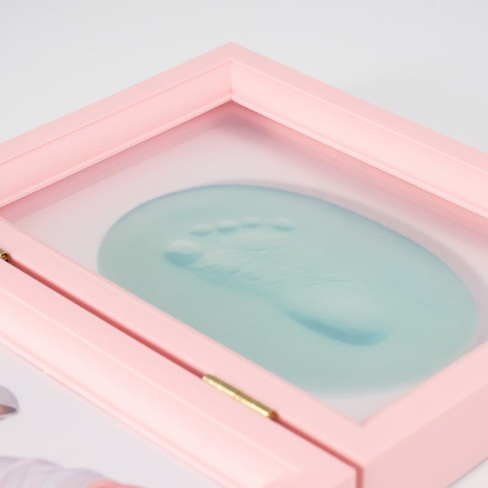 Фоторамка пластик 13х18 см с полим.глиной Фоторамка пластик 13х18 см с полим.глиной "Отпечаток ладошки и ножки" розовая 20,5х46,5 см