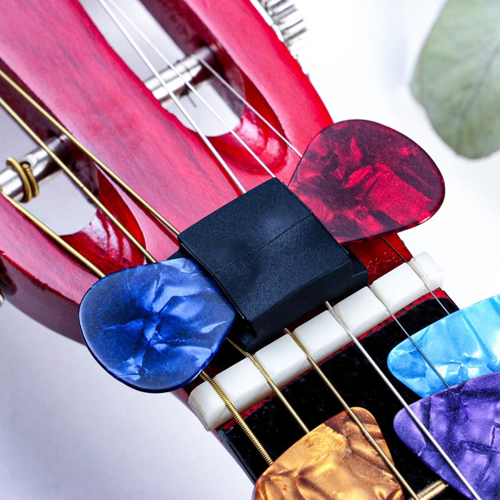 Набор медиаторов: держатель на гриф гитары + 10 медиаторов Music Life, 0,71мм, микс Набор медиаторов: держатель на гриф гитары + 10 медиаторов Music Life, 0,71мм, микс