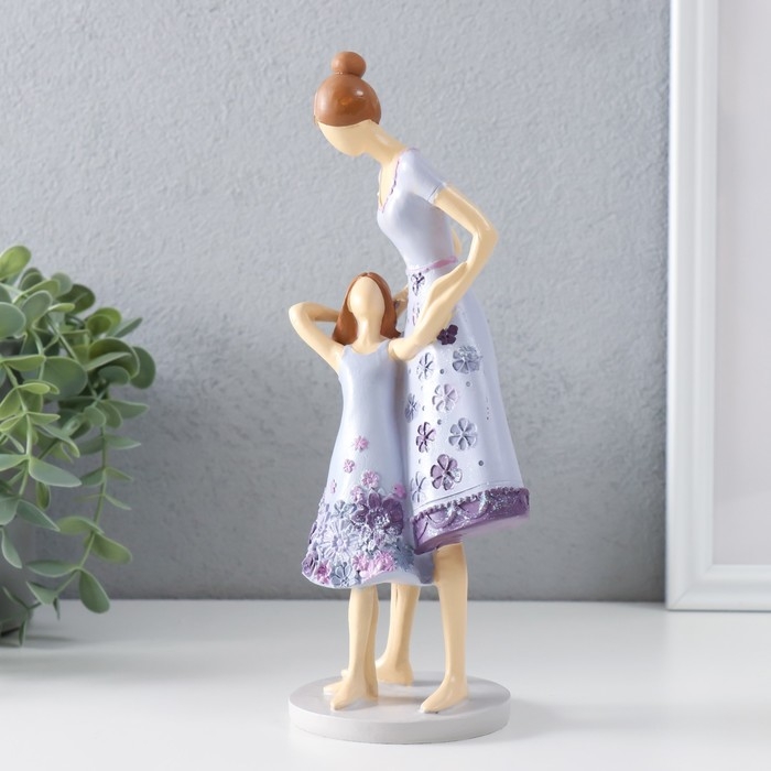 Сувенир полистоун  Сувенир полистоун "Мама с дочкой в сиреневых платьях с цветами" 9х8,5х23,5 см
