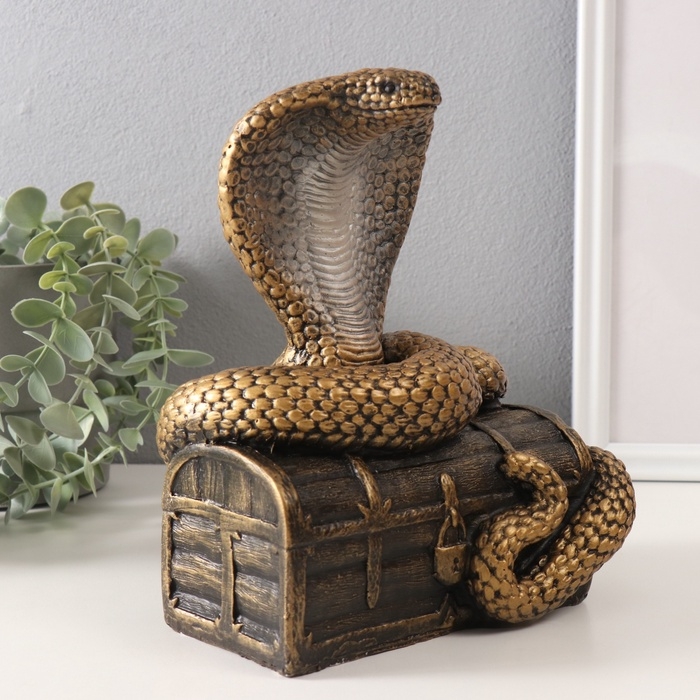 Фигурка Фигурка "КОБРА НА СУНДУКЕ" 20 х 17 х 12 см.