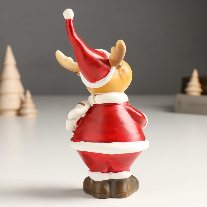 Сувенир полистоун Сувенир полистоун "Лосик в красном кафтане и колпаке, с золотым венком" 8х6х16,5 см