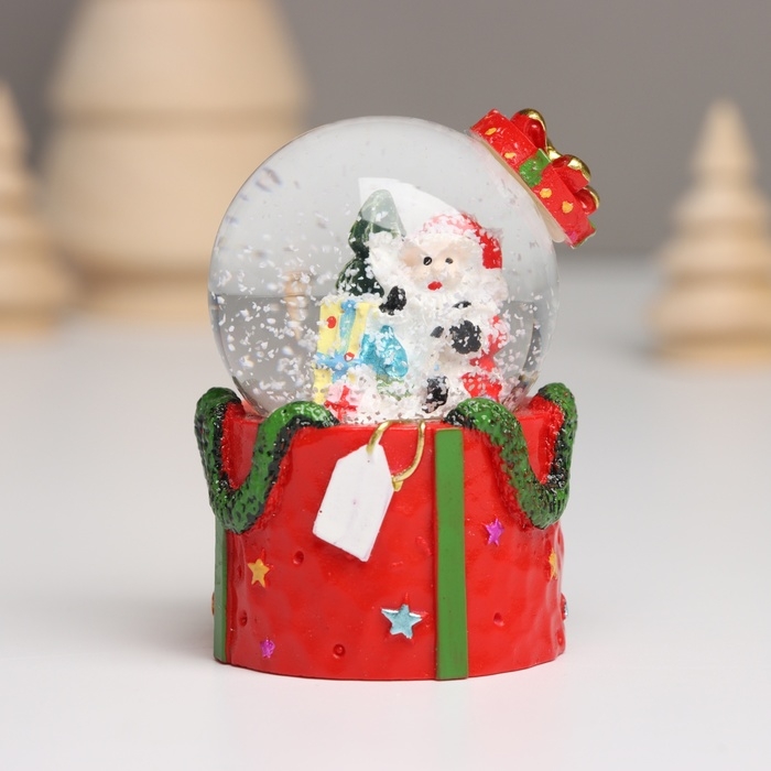 Сувенир полистоун водяной шар свет "Дед Мороз. Подарок" МИКС 4,5х4,5х7,5 см