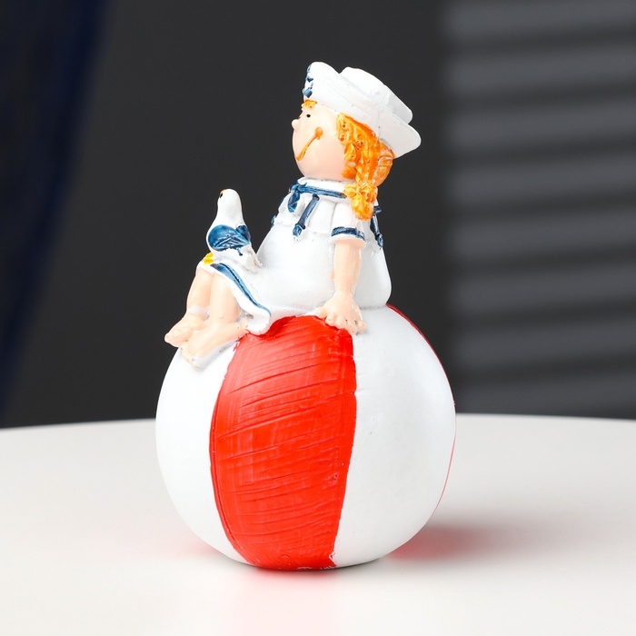 Фигурка девочка-морячка на шаре 12см Фигурка девочка-морячка на шаре 12см
