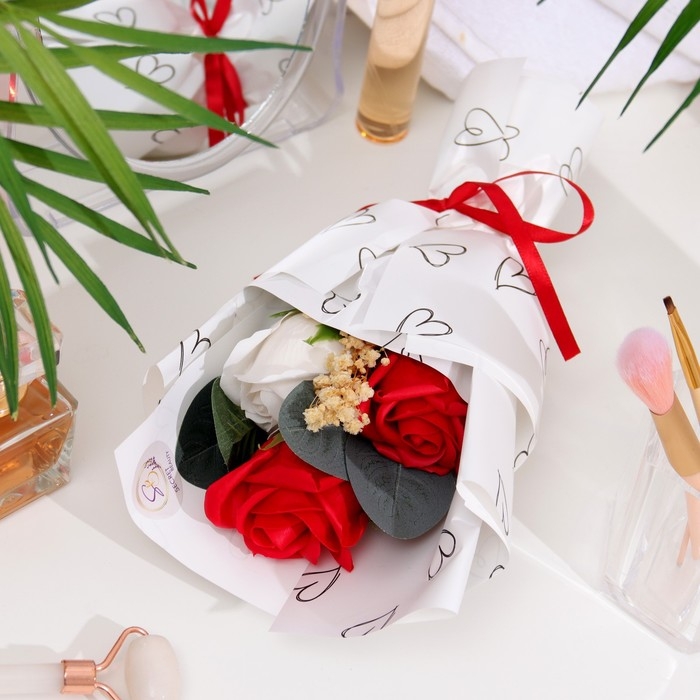 Премиальный букет из красно-белых мыльных роз, 3 шт Премиальный букет из красно-белых мыльных роз, 3 шт