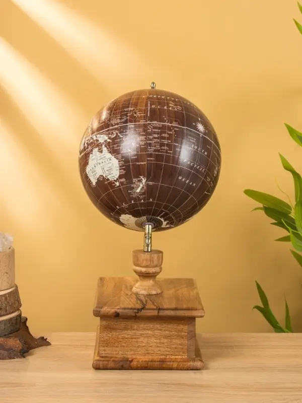Глобус сувенирный 23х20х39 см, подставка дерево Глобус сувенирный 23х20х39 см, подставка дерево
