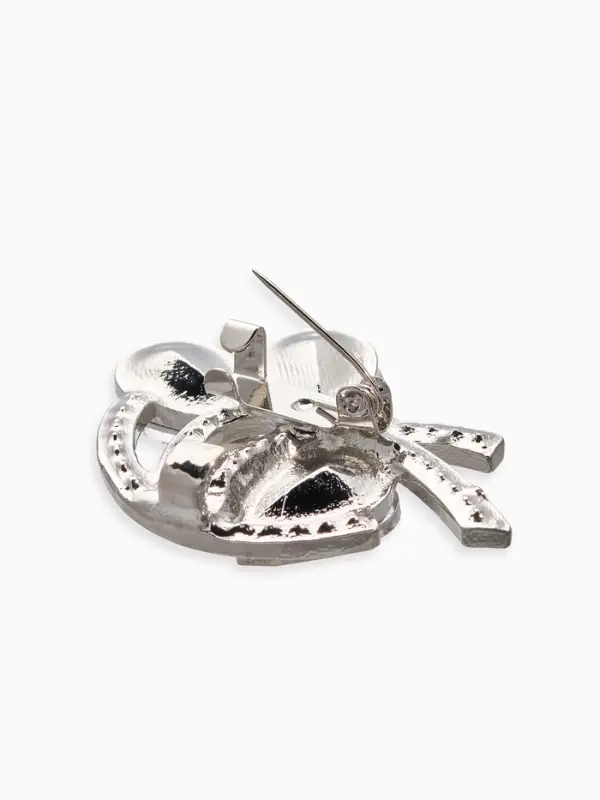 Зажим для кардигана Зажим для кардигана "Ажур", капельки, цвет белый в серебре