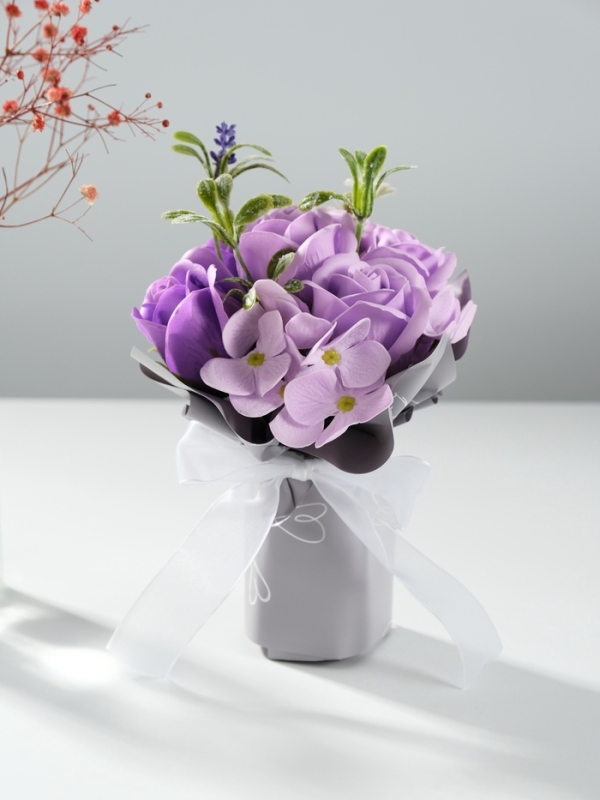 Букет из мыльных лепестков "Розы и флоксы в подарочной упаковке" сиреневый 12,5х12,5х20,5 см   10667