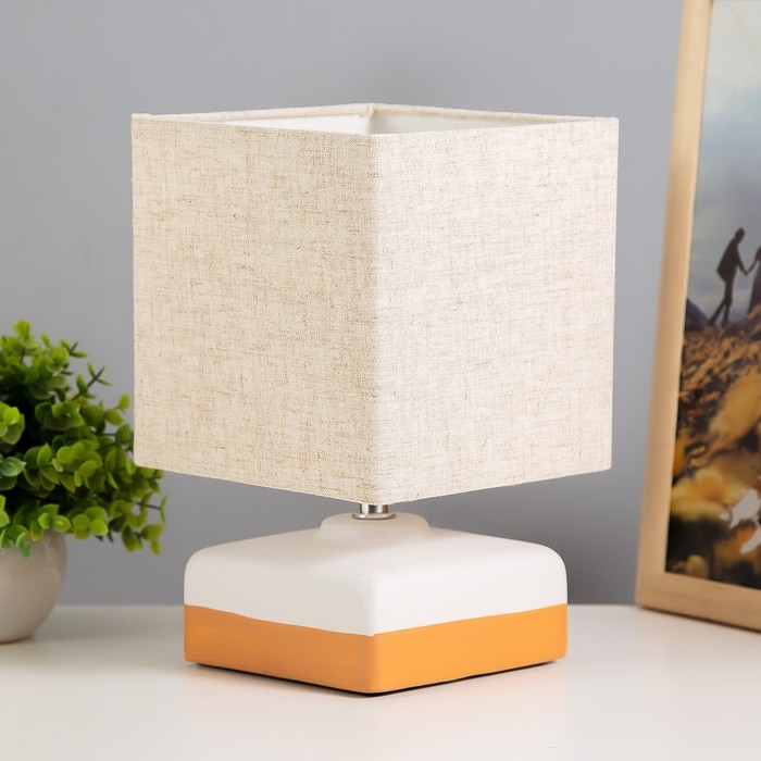 Настольная лампа Настольная лампа "Бертин" 1х40Вт Е14 пр-1,6м белый/беж 15х15х23,5см