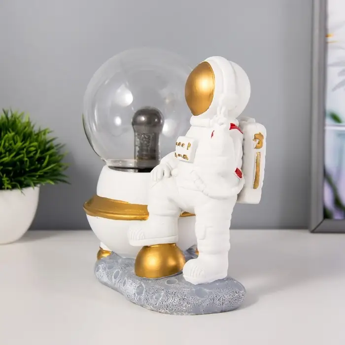Плазменный шар "Космонавт" белый 14х10х19 см RISALUX Плазменный шар "Космонавт" белый 14х10х19 см RISALUX