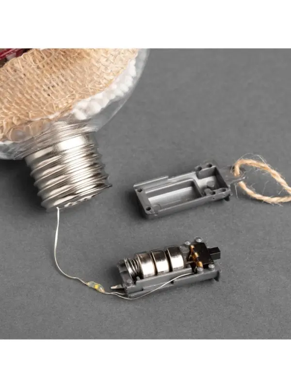 Набор ёлочных шаров &laquo;Ветка ели и ягоды&raquo;, 2 шт., d=10 см, 5 LED, от батареек, свечение тёплое белое